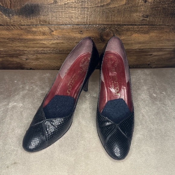 Leather Pumps by Stuart Weitzman - Picture 2 of 7